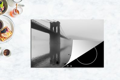 Herdabdeckplatte - 80x52 cm - Nebel bedeckt die Brooklyn Bridge in New York in schwar