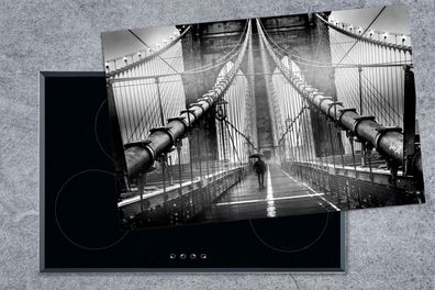 Herdabdeckplatte - 80x52 cm - Brooklyn-Brücke während der regen in schwarz und weiß