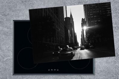 Herdabdeckplatte - 78x52 cm - Eine ruhige Straße in New York in schwarz und weiß