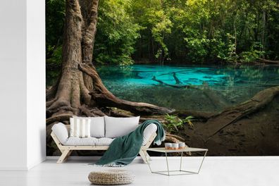 Fototapete - 390x260 cm - Leuchtend blauer Bach inmitten der Regenwälder Thailands