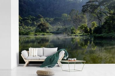Fototapete - 360x240 cm - Große Reflexion eines tropischen Regenwaldes in einem See i