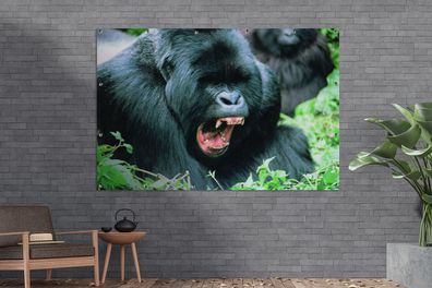 Gartenposter - 180x120 cm - Ein klaffender Gorilla in einer grünen Umgebung