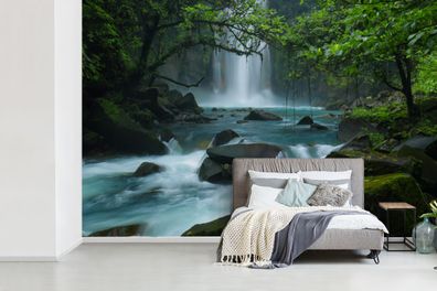 Fototapete - 450x300 cm - Leuchtend blauer Wildfluss und Wasserfälle im Regenwald von