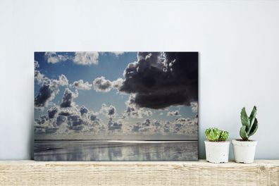 Leinwandbilder - 30x20 cm - Ein spiegelglattes Meer und Wolken über der Küste von Ame
