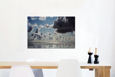 Leinwandbilder - 90x60 cm - Ein spiegelglattes Meer und Wolken über der Küste von Ame
