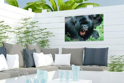 Gartenposter - 60x40 cm - Ein klaffender Gorilla in einer grünen Umgebung