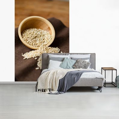 Fototapete - 160x240 cm - Quinoa in einer Holzschale auf einem dunklen Tischtuch