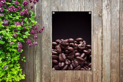 Gartenposter - 60x90 cm - Stapel von dunkelbraunen Kaffeebohnen vor schwarzem Hinterg