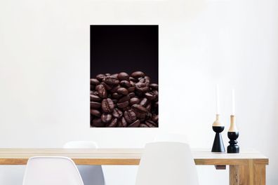 Glasbilder - 60x90 cm - Stapel von dunkelbraunen Kaffeebohnen vor schwarzem Hintergru