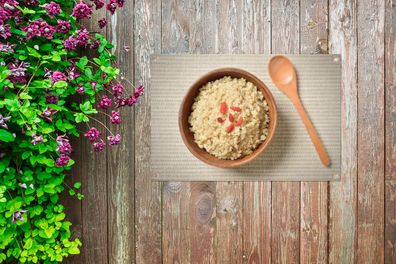 Gartenposter - 60x40 cm - Die gekochte Quinoa in einer Holzschüssel (Gr. 60x40 cm)