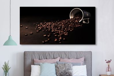 Leinwandbilder - 160x80 cm - Aus einer Tasse verschüttete Kaffeebohnen auf einem dunk