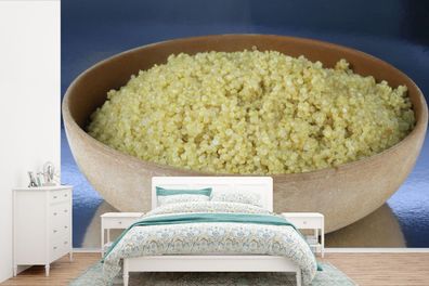 Fototapete - 450x300 cm - Eine Nahaufnahme des Superfoods Quinoa in einer Holzschale