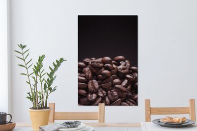 Leinwandbilder - 40x60 cm - Stapel von dunkelbraunen Kaffeebohnen vor schwarzem Hinte