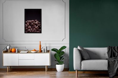 Poster - 40x60 cm - Stapel von dunkelbraunen Kaffeebohnen vor schwarzem Hintergrund