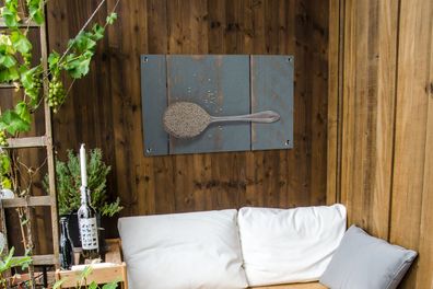 Gartenposter - 90x60 cm - Ein alter Löffel mit Quinoa auf einem Holztisch