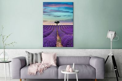 Leinwandbilder - 80x120 cm - Lavendelfeld bei Sonnenuntergang mit Baum am Horizont