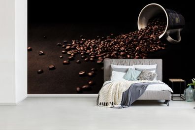 Fototapete - 430x240 cm - Aus einer Tasse verschüttete Kaffeebohnen auf einem dunklen