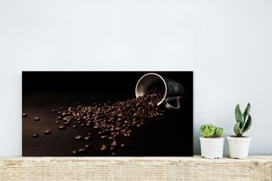 Glasbilder - 40x20 cm - Aus einer Tasse verschüttete Kaffeebohnen auf einem dunklen T
