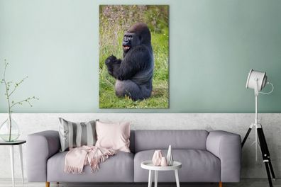 Leinwandbilder - 80x120 cm - Ein Schwarzer Gorilla bei der Nahrungssuche