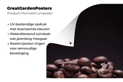 Gartenposter - 120x180 cm - Stapel von dunkelbraunen Kaffeebohnen vor schwarzem Hinte