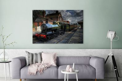 Leinwandbilder - 120x80 cm - Eine Dampflokomotive in einem malerischen Dorf
