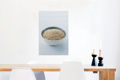 Glasbilder - 40x60 cm - Eine Porzellanschale voller Quinoa-Körner auf einem weißen Tu
