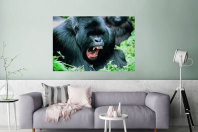 Glasbilder - 120x80 cm - Ein klaffender Gorilla in einer grünen Umgebung