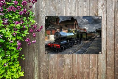 Gartenposter - 90x60 cm - Eine Dampflokomotive in einem malerischen Dorf