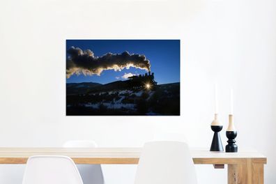 Leinwandbilder - 60x40 cm - Eine Dampflokomotive bei strahlend blauem Himmel