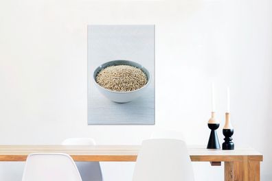 Leinwandbilder - 40x60 cm - Eine Porzellanschale voller Quinoa-Körner auf einem weiße