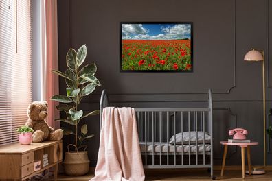 Poster - 90x60 cm - Weiße Wolken über einem Feld von Mohnblumen (Gr. 90x60 cm)