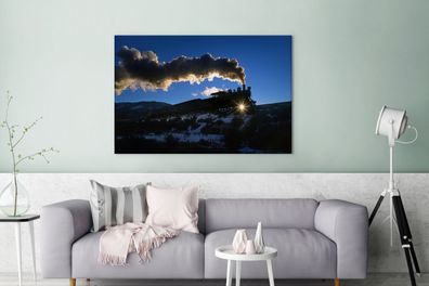 Leinwandbilder - 120x80 cm - Eine Dampflokomotive bei strahlend blauem Himmel