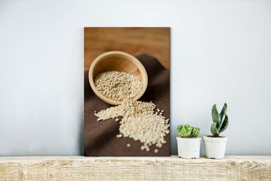 Leinwandbilder - 20x30 cm - Quinoa in einer Holzschale auf einem dunklen Tischtuch