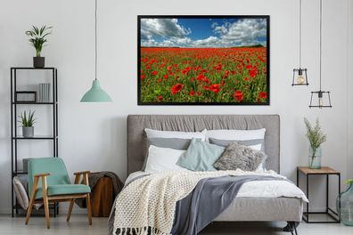 Poster - 120x80 cm - Weiße Wolken über einem Feld von Mohnblumen (Gr. 120x80 cm)