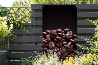 Gartenposter - 80x120 cm - Stapel von dunkelbraunen Kaffeebohnen vor schwarzem Hinter