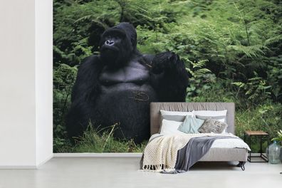 Fototapete - 420x280 cm - Ein riesiger Gorilla in einem grünen Regenwald