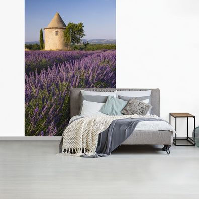 Fototapete - 170x260 cm - Runder Turm in der Nähe eines Lavendelfeldes in Frankreich