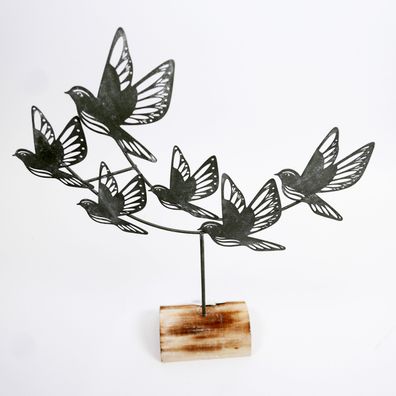 Dekoaufsteller Metallfigur rustikal Vogelschwarm auf Holzfuß H 37 x B 31.5 cm
