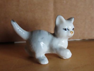 Figur Katze klein steht eine Pfote angehoben grau weiß getigert ca. 3,2 cm hoch