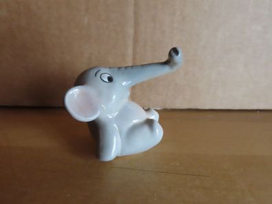 Figur Elefant sitzt grau sehr langer Rüssel ca. 4 cm hoch