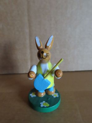 Figur Hase mit Schaufel steht gelbes Oberteil blaue Hose ca.5,5 cm Hoch Holz
