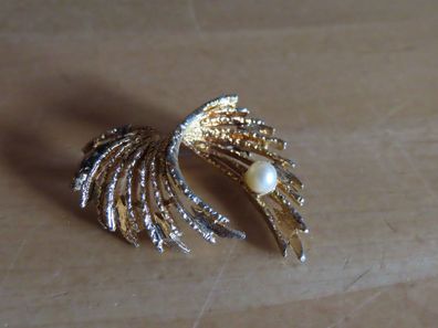 Brosche alt goldfarben gebogener Fächer mit einer weißen Perle A1605