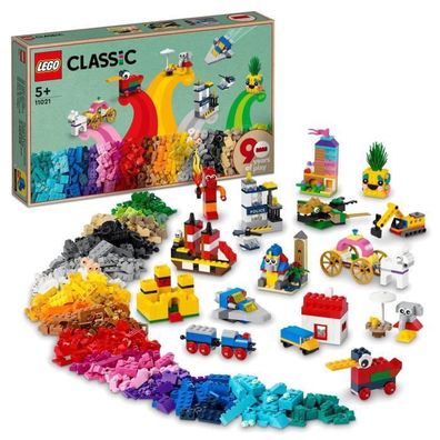 LEGO 11021 Classic 90 Years of Play, Steinebox mit 15 Mini-Spielzeugen mit Burgf