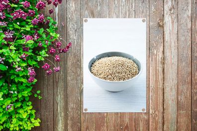 Gartenposter - 60x90 cm - Eine Porzellanschale voller Quinoa-Körner auf einem weißen