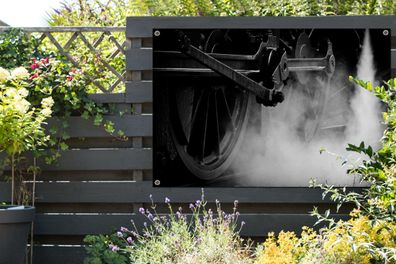 Gartenposter - 120x80 cm - Die Räder einer Dampflokomotive in Schwarz und Weiß
