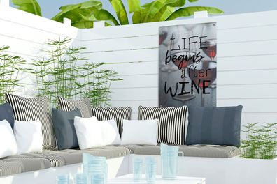 Gartenposter - 40x60 cm - Weinzitat 'Das Leben beginnt nach dem Wein' mit Weingläsern