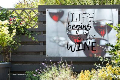 Gartenposter - 120x80 cm - Wein-Zitat "Das Leben beginnt nach dem Wein" mit Weingläse