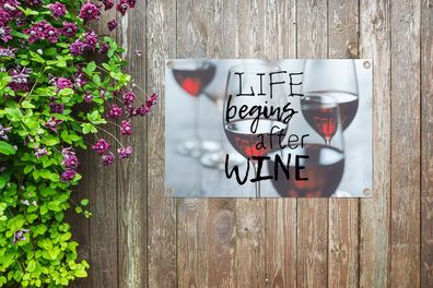 Gartenposter - 90x60 cm - Wein-Zitat "Das Leben beginnt nach dem Wein" mit Weingläser