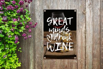 Gartenposter - 60x90 cm - Wein-Zitat "Große Geister trinken Wein" mit einem Weinglas