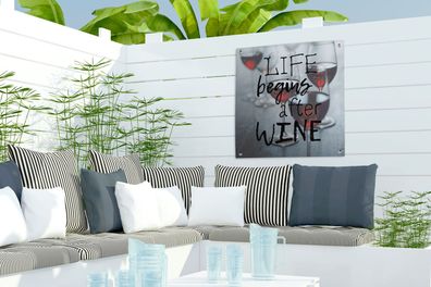 Gartenposter - 50x50 cm - Wein-Zitat "Das Leben beginnt nach dem Wein" mit Weingläser